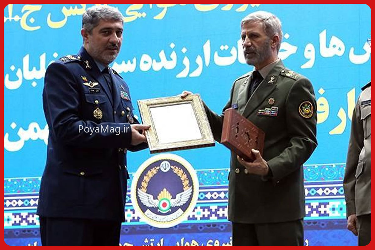 بیوگرافی امیر سرتیپ بهمن بهمرد (خلبان) + سوابق 2 امیر سرتیپ بهمن بهمرد هنگام دریافت لوح