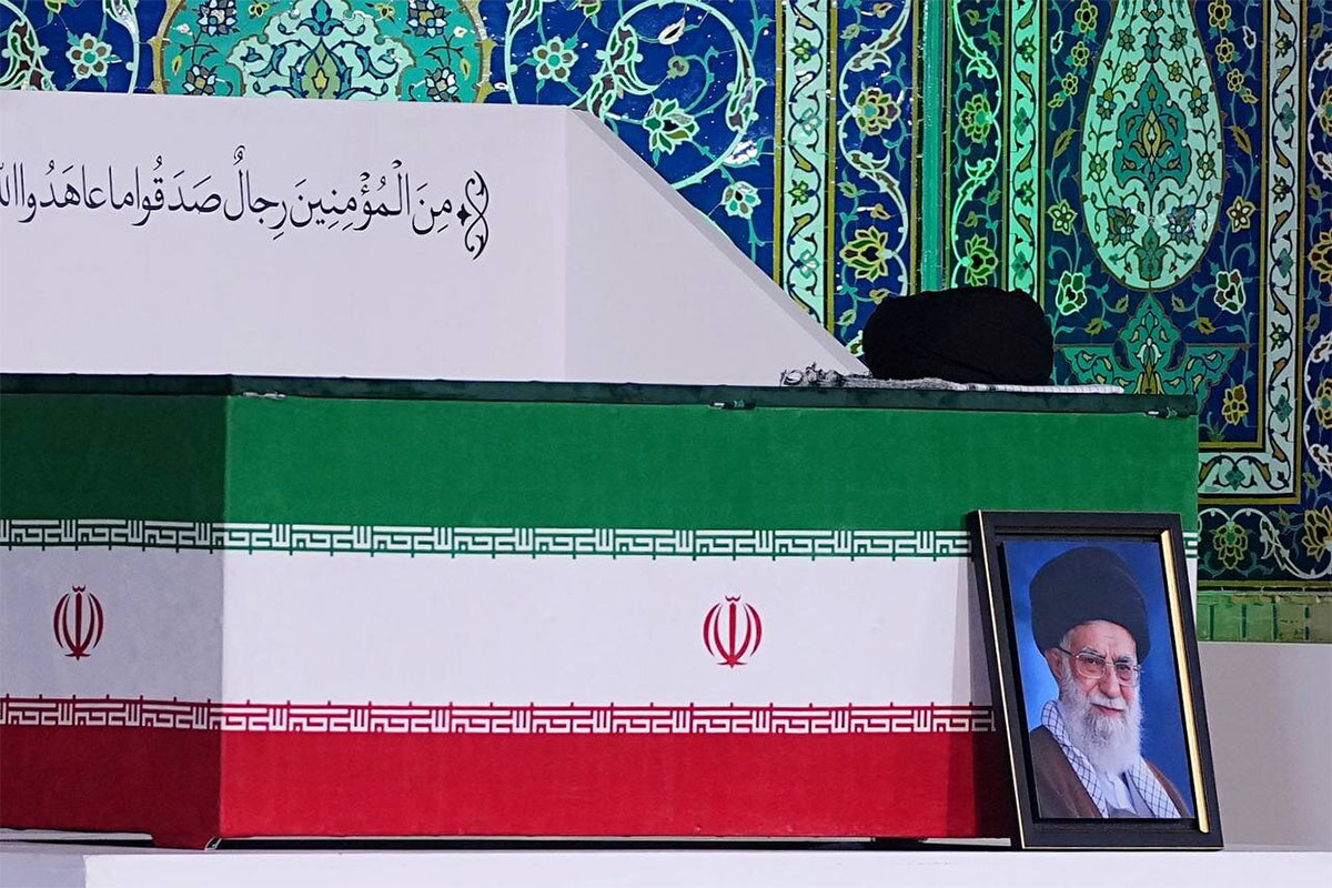 نماز بر پیکر رهبر شهید