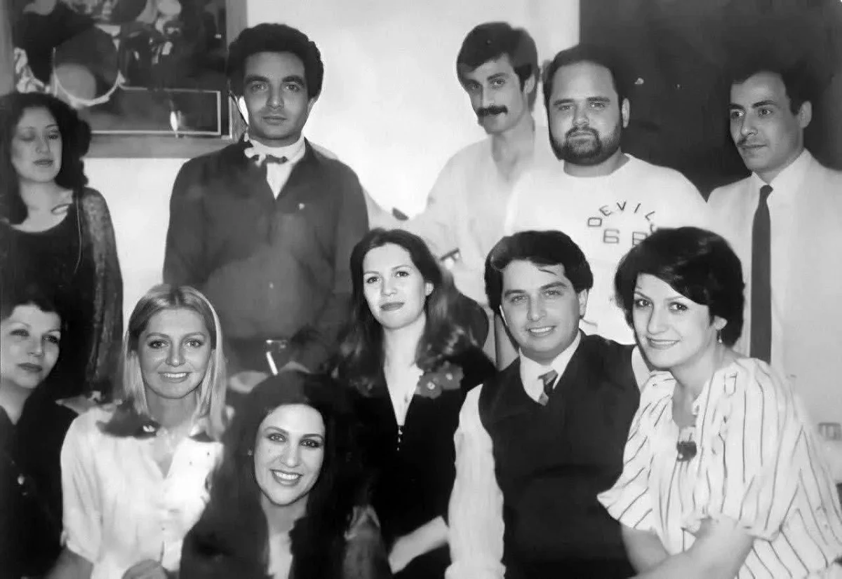 عکس دیدهنشده اکبر عبدی و گوگوش در جشن سریال «بازم مدرسه م دیر شد»؛ تهران سال ۱۳۶۲ 2 اکبر عبدی و گوگوش