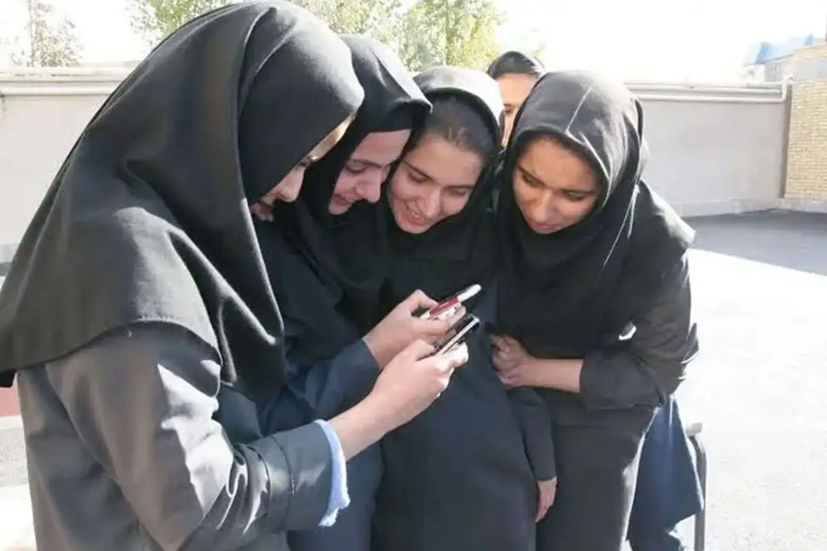 گوشی در مدارس